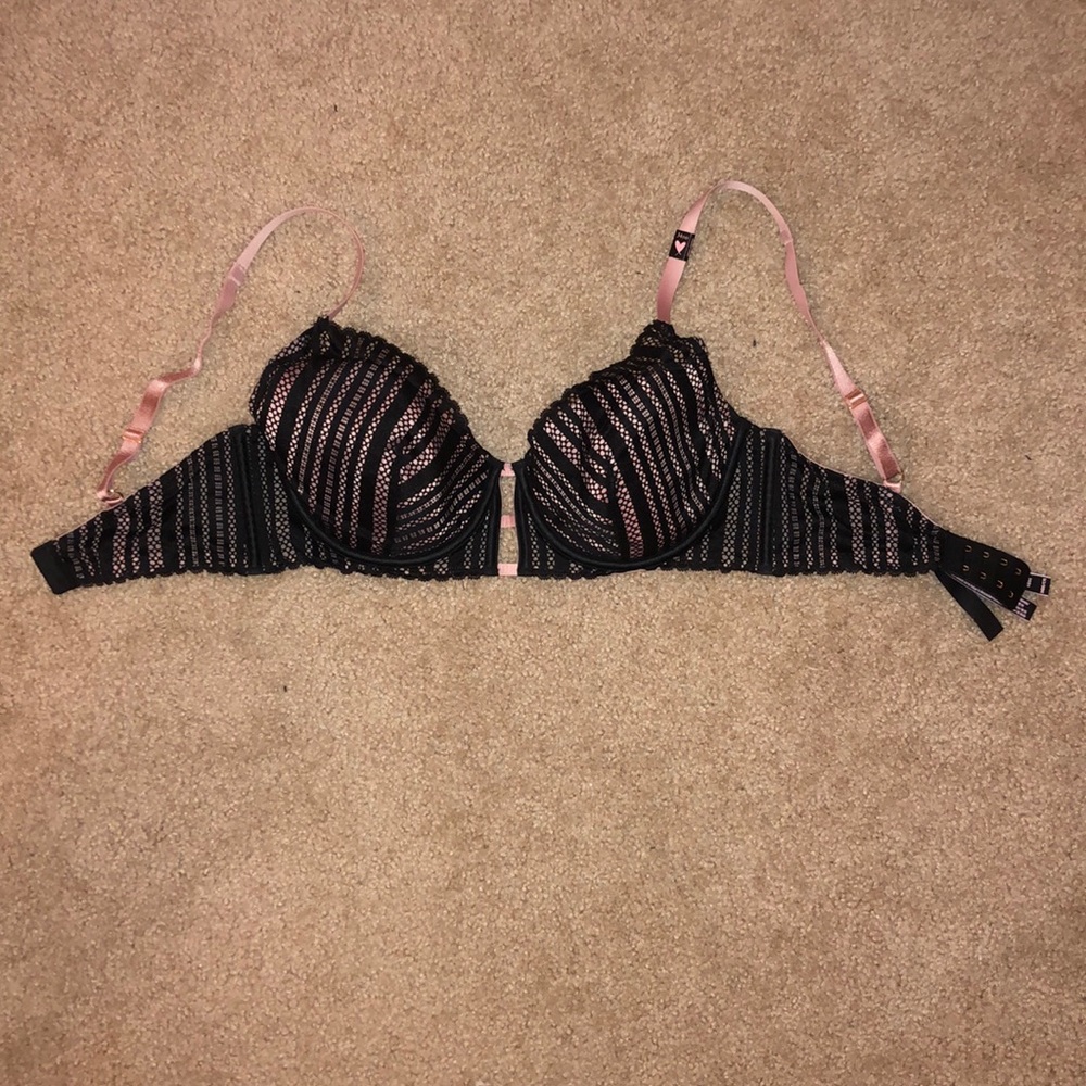 Adorable VICTORIA’S SECRET lined plunge bra